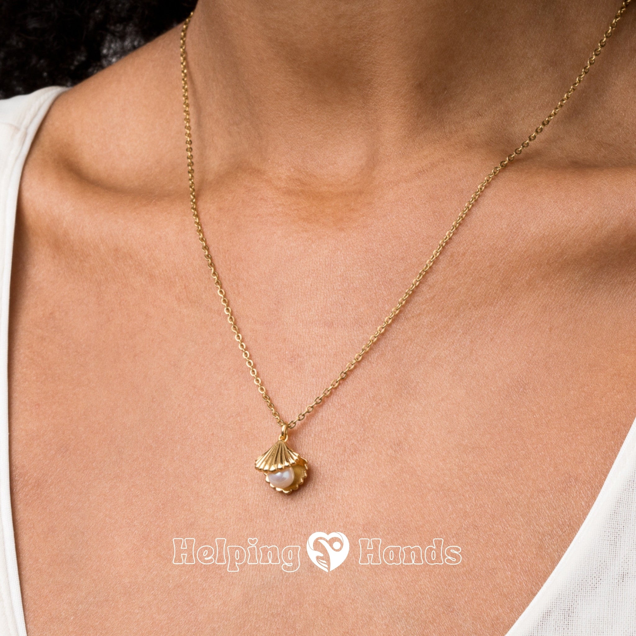 Elegant gold chain necklace featuring a pearl in shell

