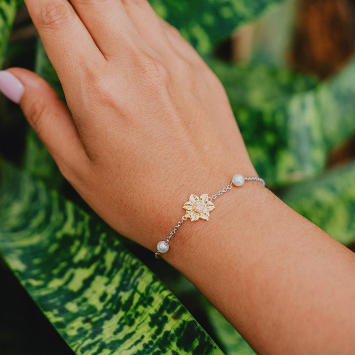 Adjustable sunflower and pearl charm bracelet for women

