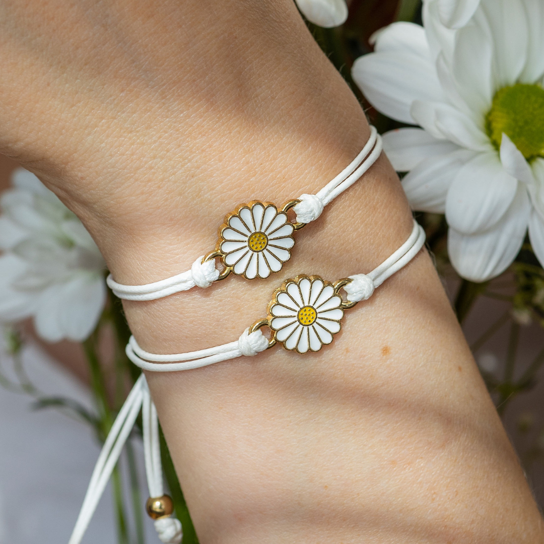 Daisy bracelets are not only a small gift for yourself, but also for your friends, sisters, family, girlfriends and so on. They are also suitable for boho, beach, indie, y2k, kidcore, aesthetic, summer theme, etc. Believe that everyone will be happy to receive a well-made and beautiful gift!