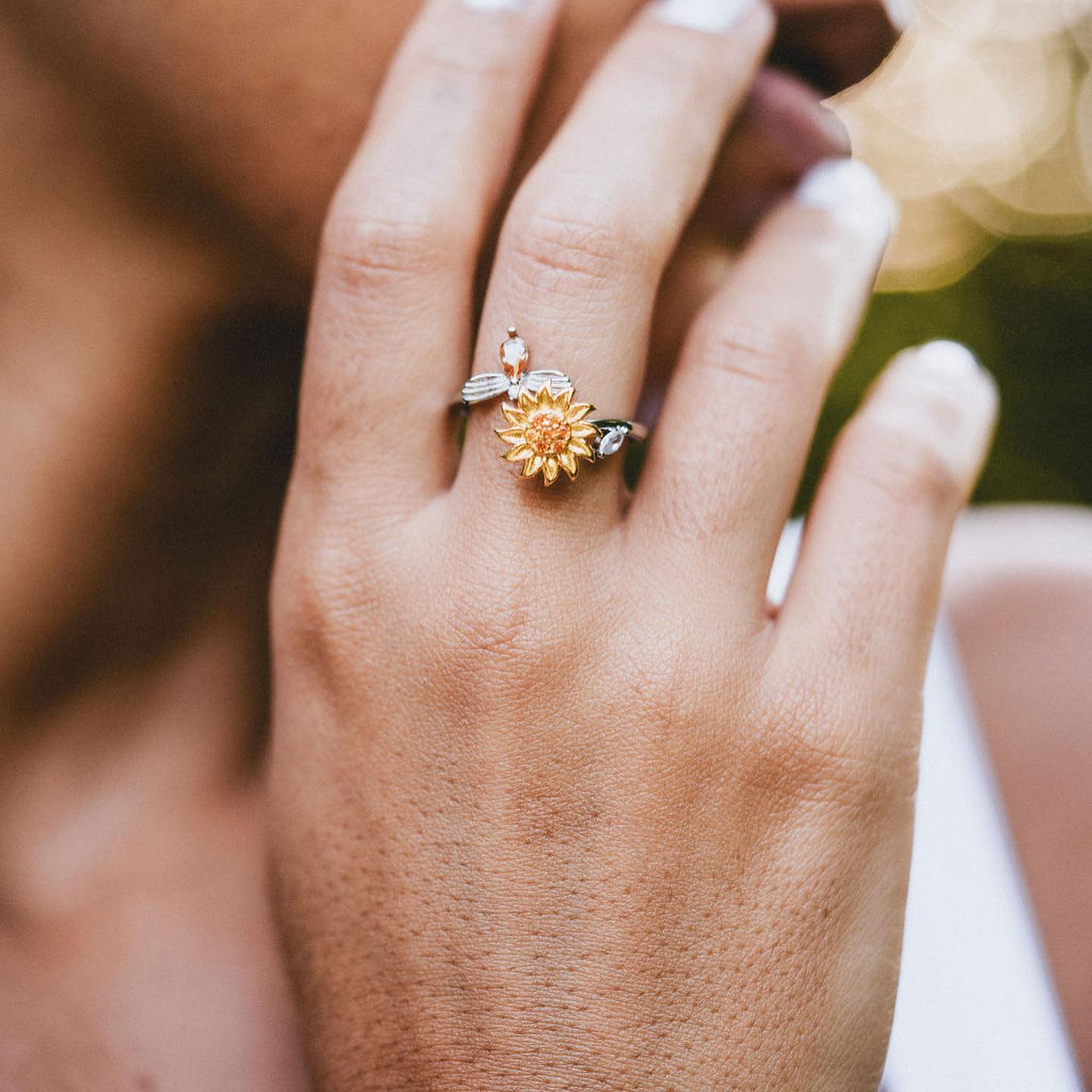 Ring with spinning sunflower