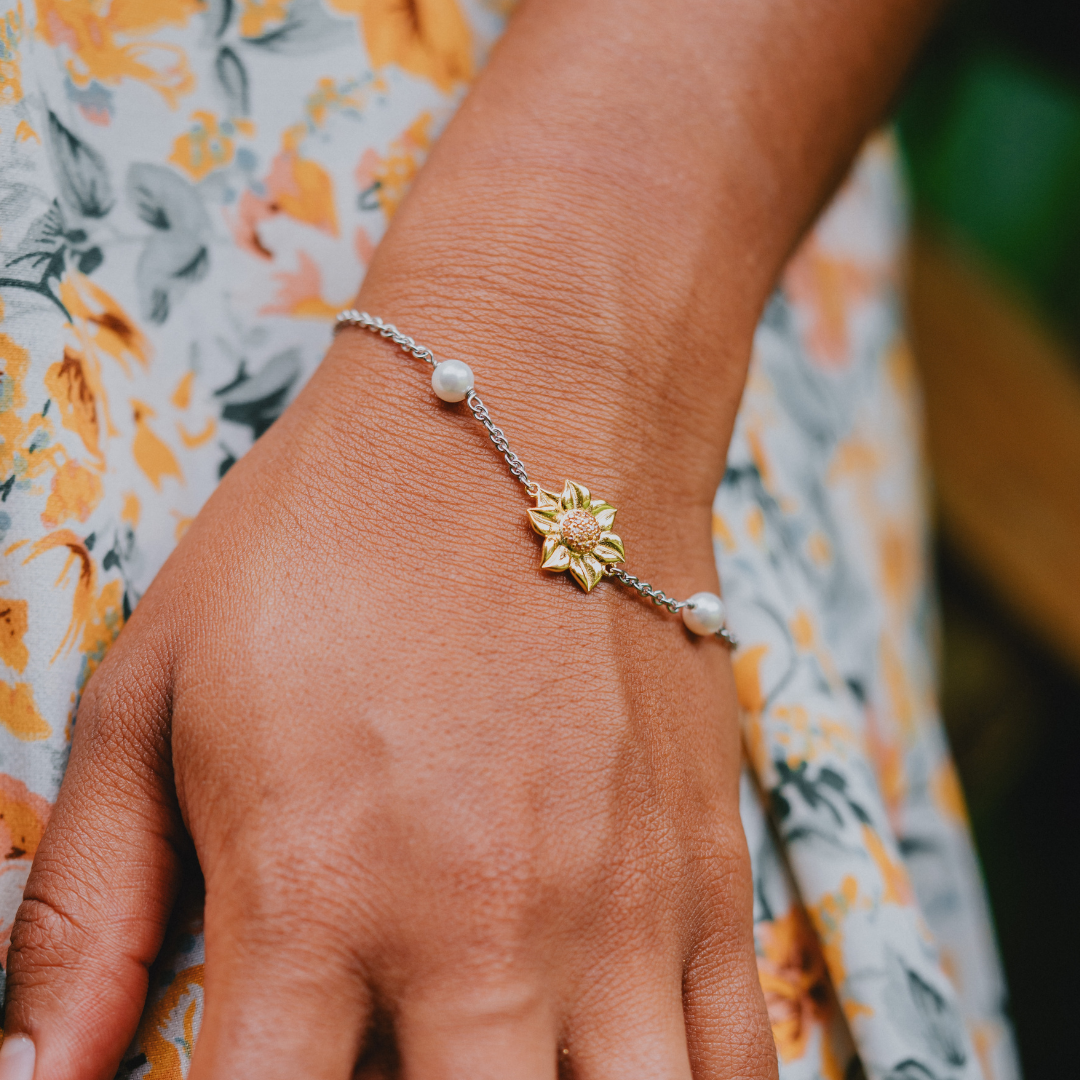 The gold flower bracelet is made of stainless steel. Exquisite polishing process, platinum plating, high luster and light weight. It is an eco-friendly product that is nickel-free, lead-free and hypoallergenic.