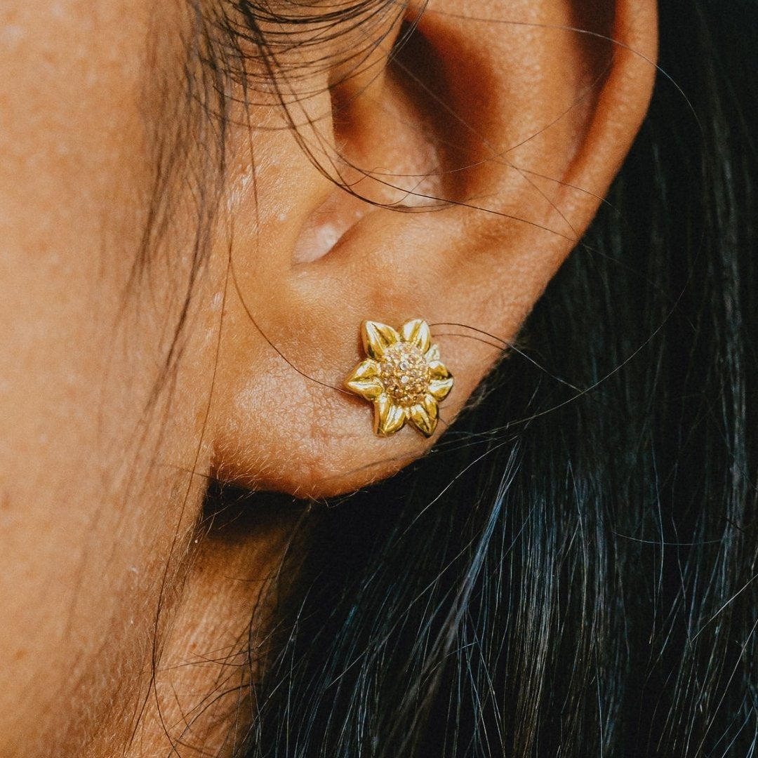 The sunflower flower earrings are made of stainless steel and 5A cubic zirconia, gold-plated, hypoallergenic, nickel-free, lead-free and cadmium-free, and suitable for sensitive skin.